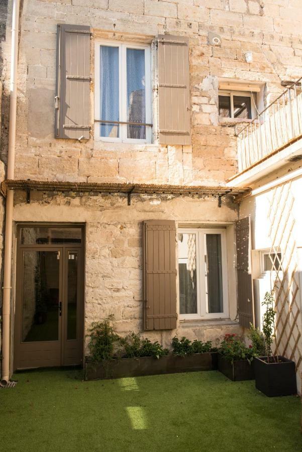 Les Suites Du 17 Aigues-Mortes Exterior foto